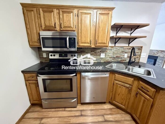 Building Photo - 2 BR Oakdale Townhome Avail NOW!
