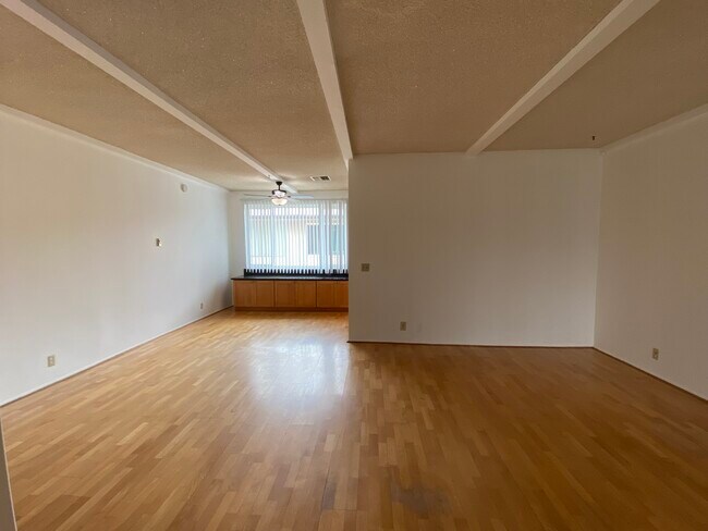 Foto del edificio - 999 E Valley Blvd