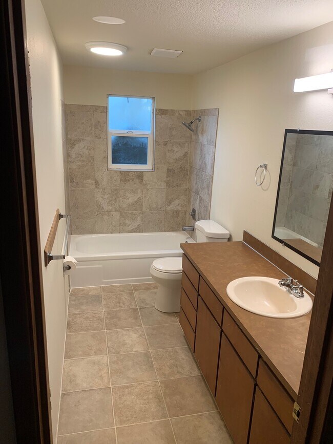 Building Photo - 2807 Applewood Ln