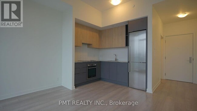 Building Photo - 120 Parliament St