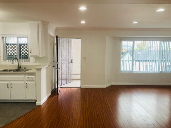 Building Photo - 924 Gaviota Ave