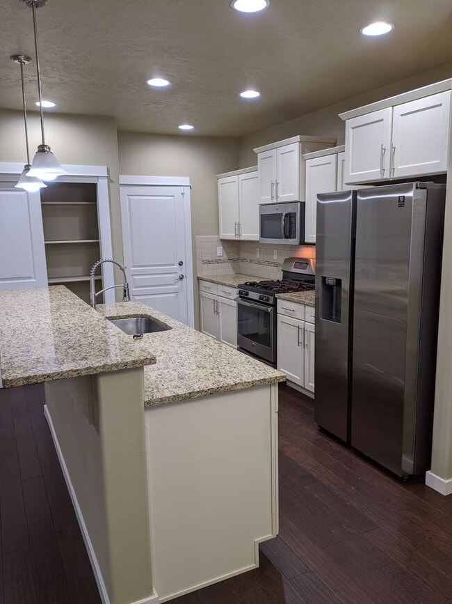 Foto del edificio - Beautiful 3 Bedroom, 2.5-Bath Home With Op...