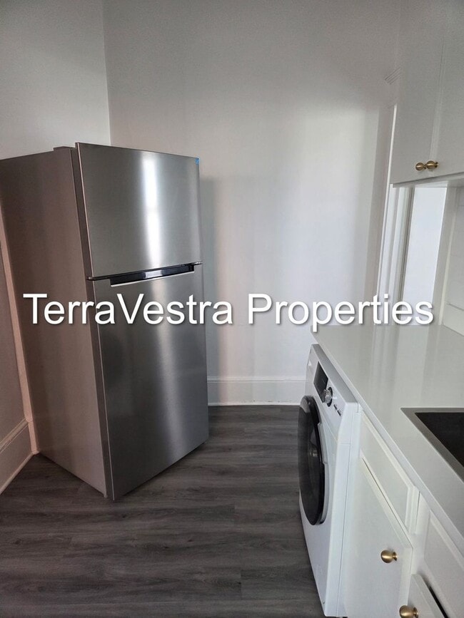 Building Photo - 28 W Madison Ave