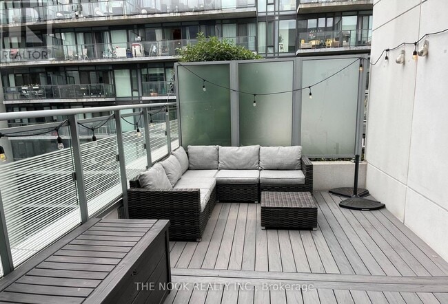 Building Photo - 525 Adelaide St W