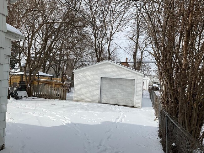 Building Photo - 2462 S Liddesdale St