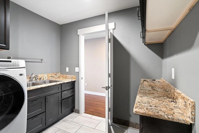 Foto del edificio - Now Available for Rent – Beautifully Upgra...