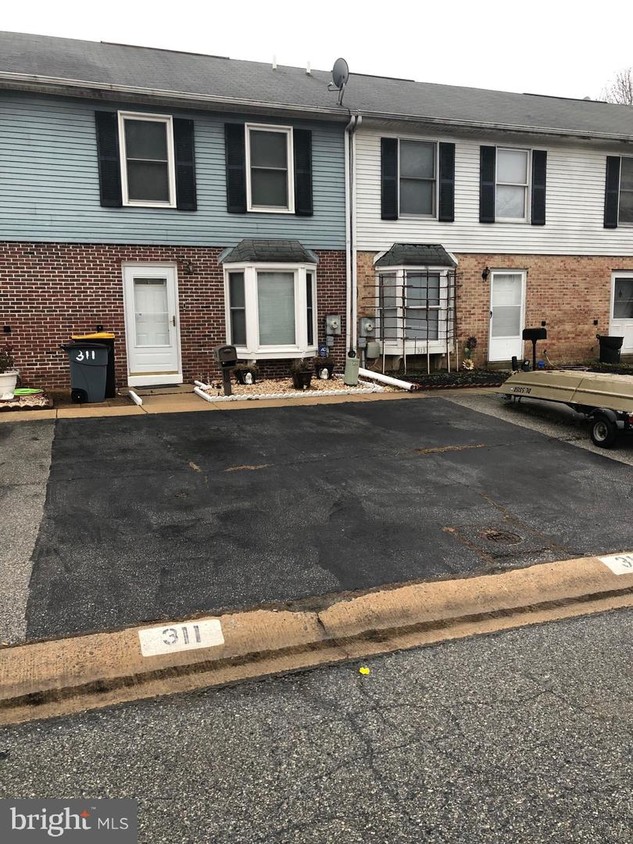 Primary Photo - 311 Thayer Ct