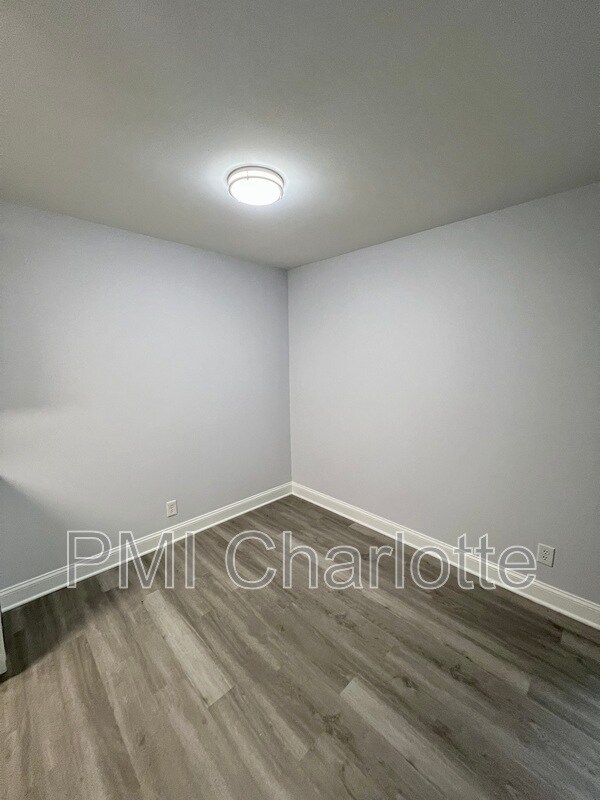 Foto del edificio - 831 McAlway Rd