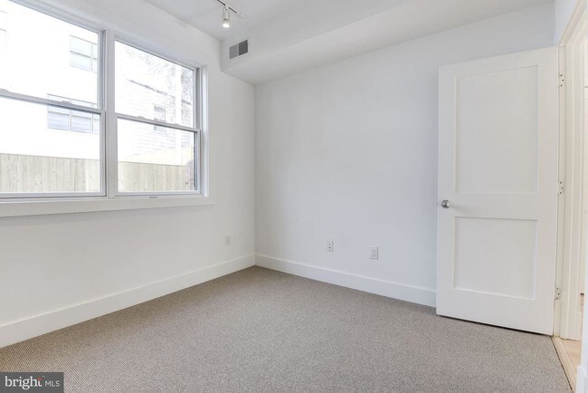 Building Photo - 727 Hobart Pl NW
