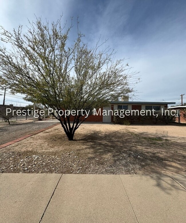 Building Photo - Charming, Centrally Located Brick House!