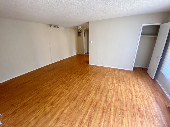 Foto del edificio - 2215 N Beachwood Dr