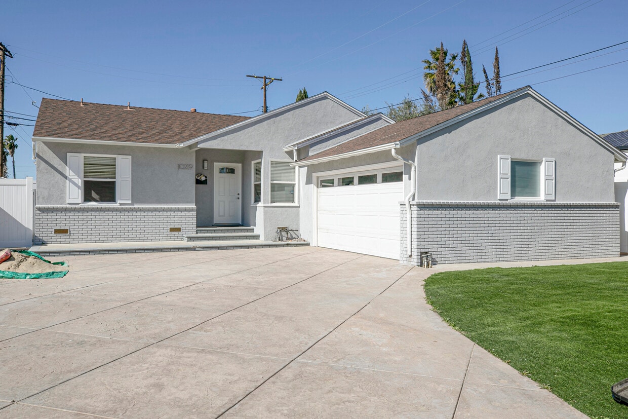 Primary Photo - 10219 Sophia Ave