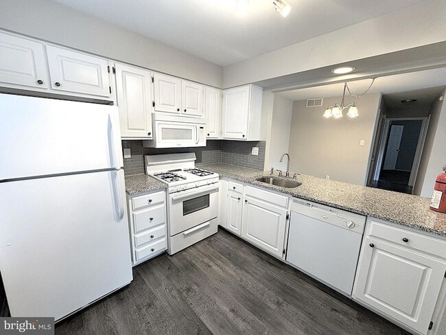 Building Photo - 560 Shetland Ct