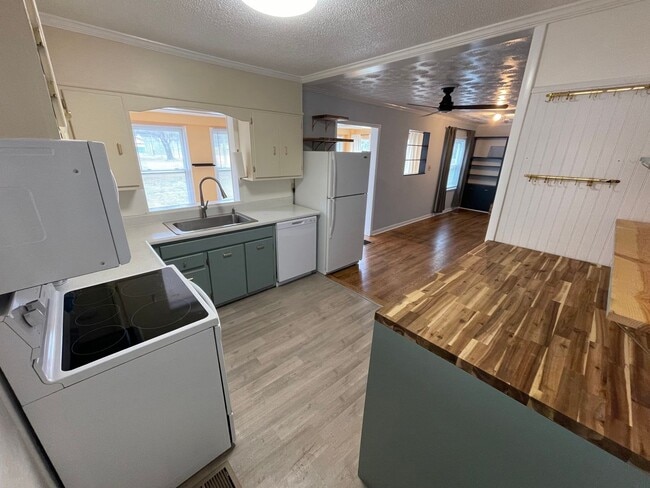 Building Photo - Beautiful 2-bed 1-bath Home with Large Fenced-in Backyard