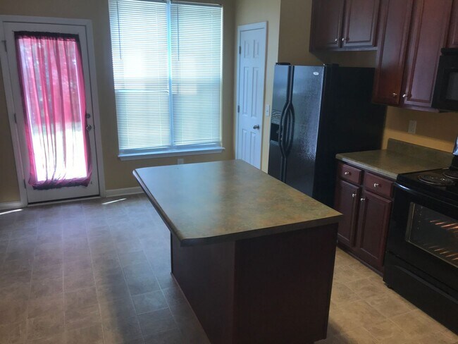 Building Photo - **Charming 2/2.5 Burlington Townhome**