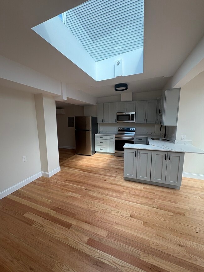 Building Photo - 202 Elm St