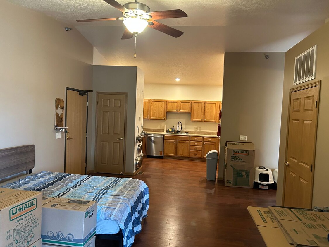 Foto principal - 7434 S Louise Ave