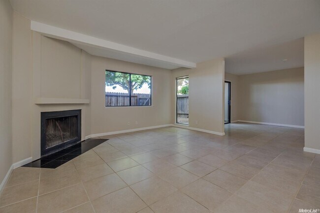 Foto del edificio - Stonegate Condo in fabulous West Davis location!