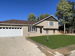 Building Photo - 2809 Glendevey Dr