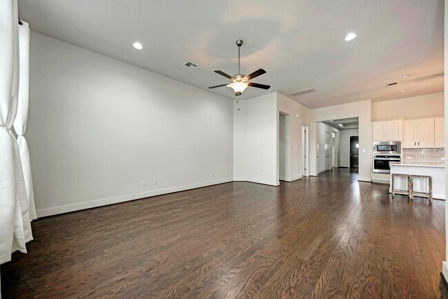 Building Photo - 1104 Almeria Bend