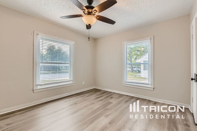 Building Photo - 909 Layton Way