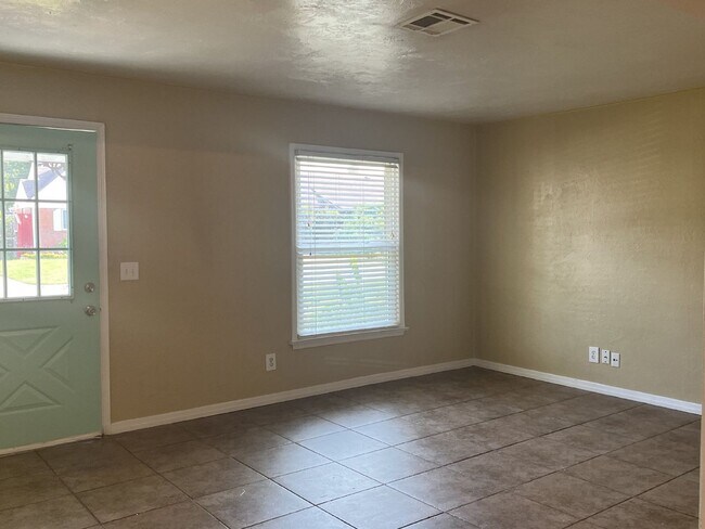Building Photo - Charming 3-Bedroom Home with Hardwood Floo...