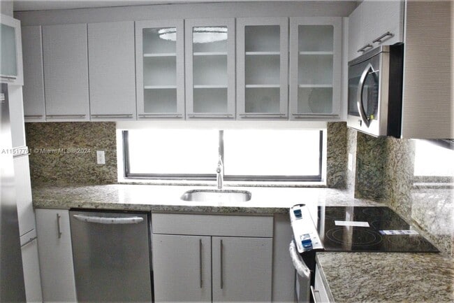 Foto del edificio - 17011 N Bay Rd