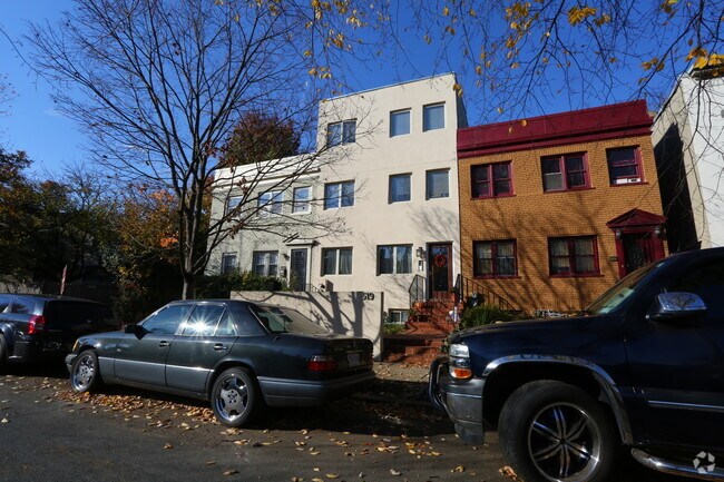 Building Photo - 519 16th St SE