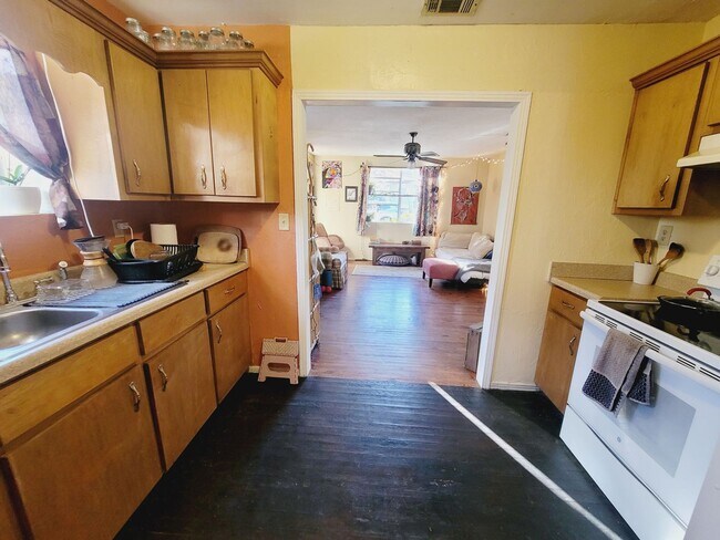 Foto del edificio - SPACIOUS 2/2 w/ Wood Floors, Washer/Dryer, Office, & Carport! Walk to Midtown Night Life! Availab...