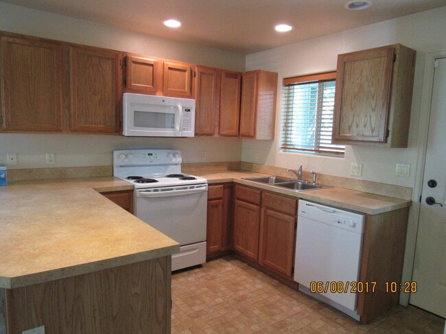 Building Photo - 198 W 26th St