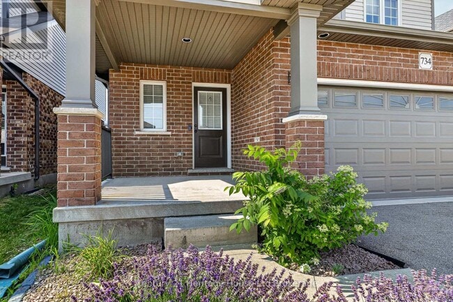 Building Photo - 734 Frontenac Crescent