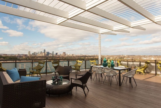 Terraza en la azotea con vistas al horizonte - Azul Lakeshore