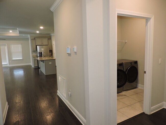 Building Photo - Beautiful home in gated community!