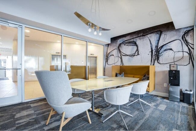 Building Photo - Parq 170