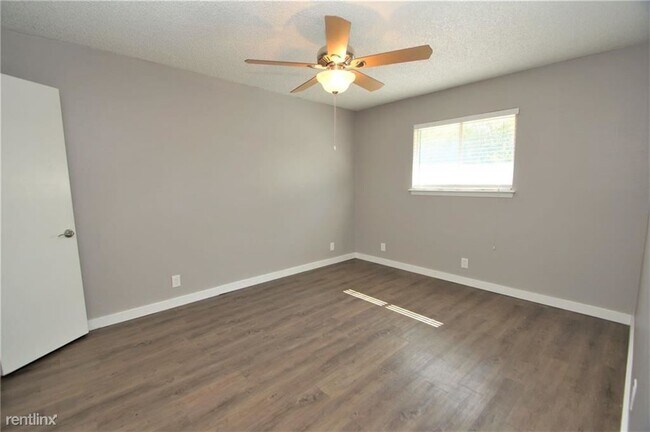 Building Photo - 2 br, 1 bath  - 3436 Willowrun Dr Apt D