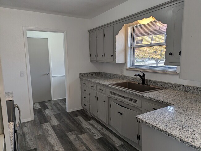 Building Photo - 1916 Graham Ave