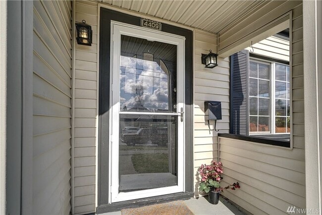 Foto del edificio - North Tacoma home, Tutor style, 4 bedroom,...