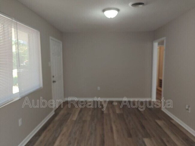 Foto del edificio - 404 Kingstree Rd