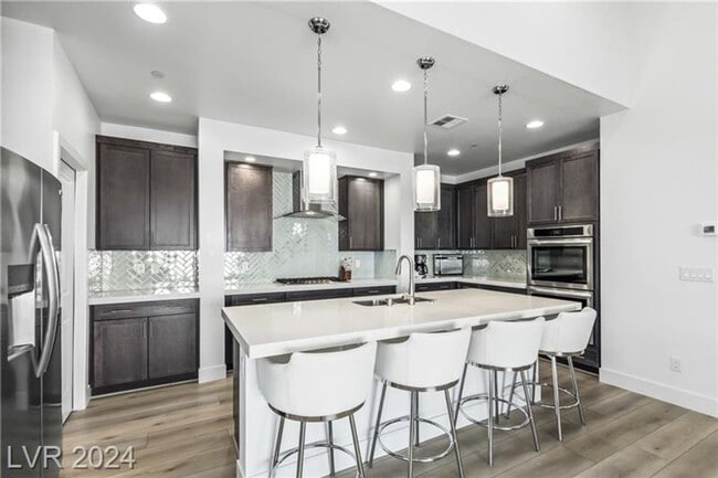 Foto del edificio - Elevated Desert Living with Strip & Mountain Views – Fully Furnished 6-Bedroom Retreat!