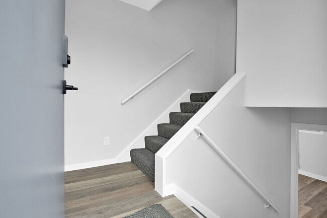 Foto del edificio - Freshly Renovated Duplex. Upstairs and Downstairs Units Available Now. Schedule a Schedule Today!