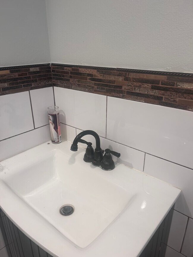 Foto del edificio - Absolutely Amazing Renovated Home – Move-I...