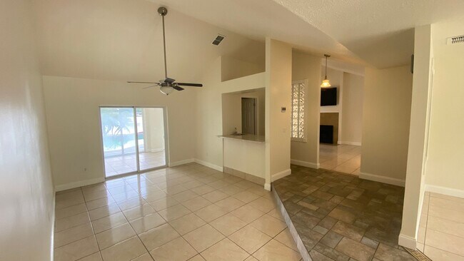 Foto del edificio - 4 Bedroom, 2.5 Bath Pool Home!