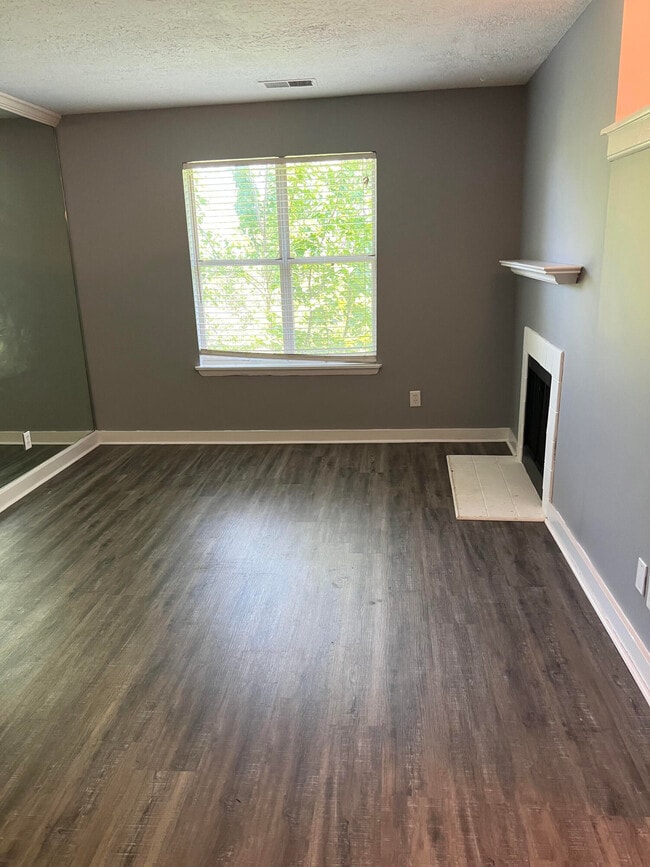 Building Photo - 421 Redding Rd