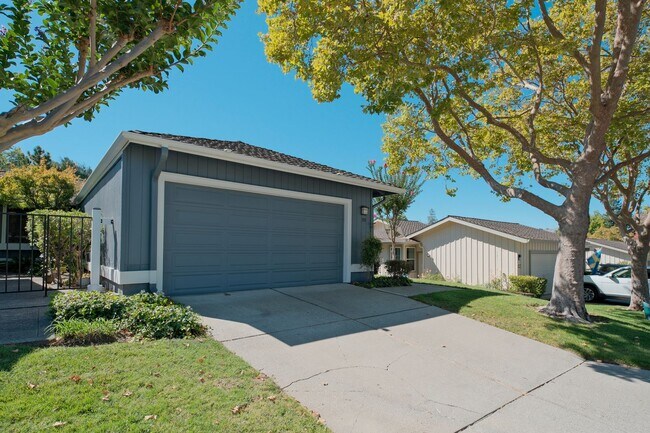 Building Photo - Spacious 3 Bedroom 2 Bath townhome for ren...