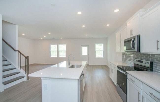 Building Photo - New Spacious 5 Bedroom house in La Vergne