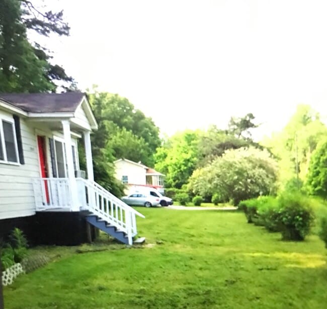 Building Photo - COMING SOON! DEPOSIT-FREE Renting option thru OBLIGO! Deposit Alternative available.