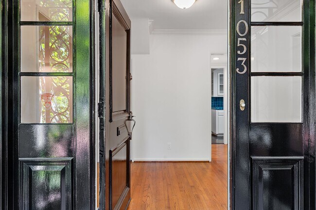 Foto del edificio - Westwood Townhome in an Exclusive 3-Home Enclave