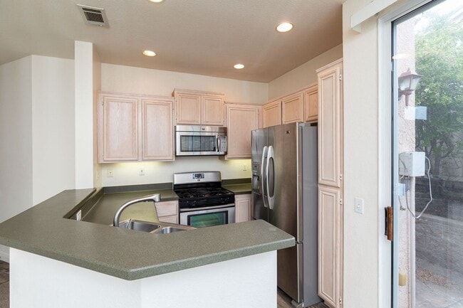 Building Photo - 2 Bedroom Townhome in Scripps Ranch