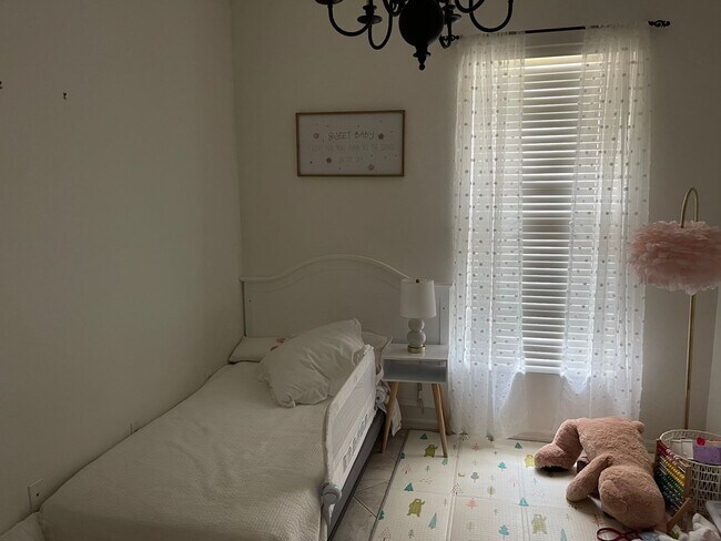 Foto del edificio - 2 Bedroom 2 Bath with Den and 1 Car Garage
