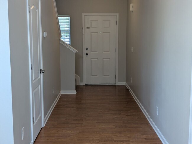 Foto del edificio - Pristine, move in ready Home located in th...